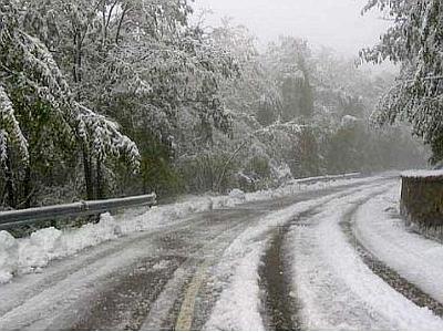 strada innevata